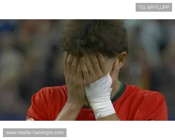 足球场上的遗憾英雄那些爆趟后未能进球的传奇球星与瞬间