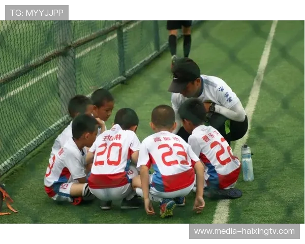 足球明星亲笔签名赠送小球迷幸福时刻 照片记录感动瞬间 足球明星亲笔签名赠送小球迷幸福时刻 照片记录感动瞬间